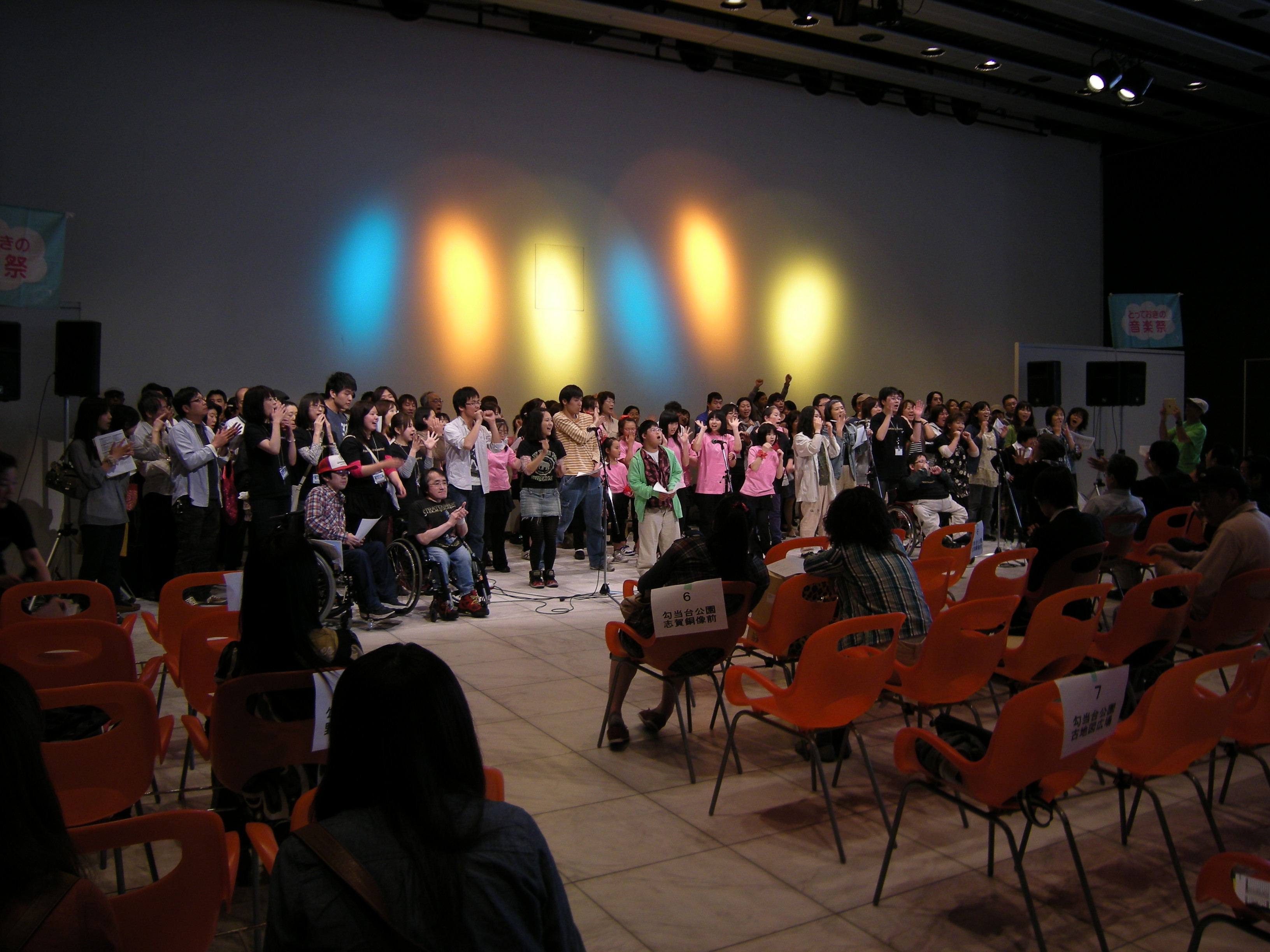写真 考えるテーブル　とっておきの音楽祭SENDAI2011　参加者ミーティング&復興応援ライブ